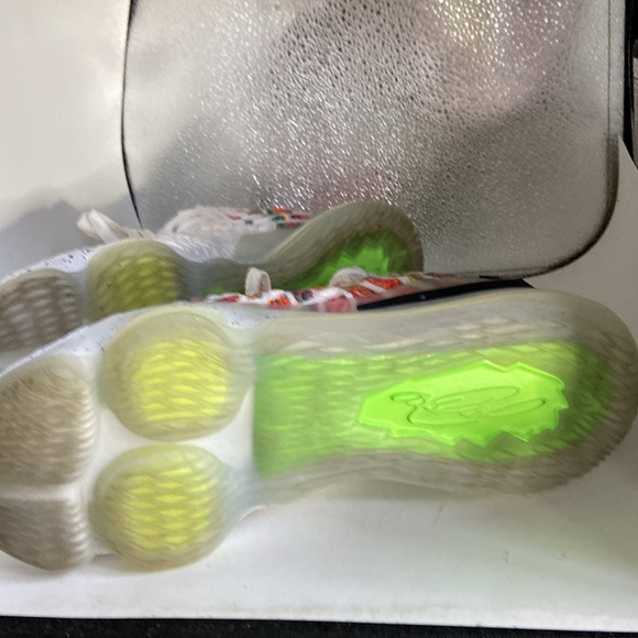 LeBron James sneakers lightly used White with little cubes of color& black spots - Picture 2 of 10